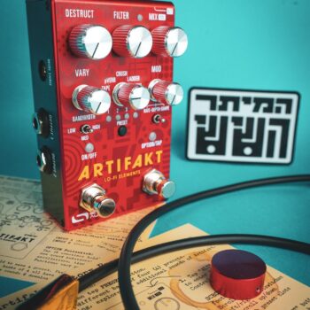 דמיינו כל סאונד Lo-Fi שעולה לכם לראש,
עכשיו פקחו את העיניים וקבלו את המשאלה שלכם מתגשמת!😍ה Artifakt של Source Audio כאן כדי להגשים כל משאלה מופרעת שלכם שקשורה לעיוות סאונד או צלילים מוזרים שתוכלו להוציא מהנגינה שלכם.יש לו 7 אפקטים שונים ומשונים כמו גליצ׳ים או סאונד שבור ומקומפרס או אולי פילטרים מתוחכמים וכו׳, בכל אחד מהם תוכלו להמשיך להעמיק בעזרת הכפתורים הנוספים לעיצוב הסאונד.אחרי שהגעתם לסאונד האהוב והרצוי, תוכלו לשמור עד 16 פריסטים שונים בפדאל (או להרחיב ל128 פריסטים בעזרת midi).וכמו כל פדאל של Source Audio, תוכלו ליצור דברים נוספים דרך תוכנת השליטה במחשב ולהגיע לעומקים בסאונד דרך התוכנה (וכמובן לשמור את הפריסט אם תרצו. לא חייב את המחשב אחר כך)*קיימת גם תוכנת עריכה לטלפון!בקיצור,
אם תרצו תבלין קליל לסאונד שלכם
או אולי ערימות של חריף - זה הפדאל!
פרטים נוספים בלינק:
https://bit.ly/43rGGmL