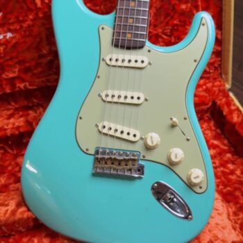 גיטרה כזאת לא יכולה שלא לקבל התייחסות 🤯😍
‏Fender USA Custom Shop 1959 StratocasterJourneyman Relic Seafoam Green מטורפת!
אם הקטע שלכם זה גיטרות וינטאג׳, זה הדבר הכי קרוב שתקבלו לגיטרת וינטאג׳ אמיתית במחיר הגיוני.
פרטים נוספים באתר!