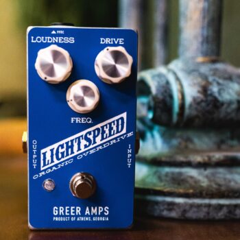 Greer Amps נחתו במיתר השישי!עוד לא נרגענו מההכרזה של אתמול על עוד חברה חדשה במיתר השישי והנה עוד הכרזה!
אם אתם עוד לא מכירים את השם, תכירו את אחת החברות המוערכות והמבוקשות ביותר בעולם פדאלי הבוטיק.חברת Greer Amps האמריקאית בונה כבר כ-25 שנה פדאלים ומגברים בעבודת יד (Hand-assembled בארה"ב) בסטנדרט הגבוה ביותר. הפילוסופיה שלהם מבוססת על אמינות ללא פשרות, רכיבי פרימיום, ושמירה מוחלטת על הדינמיקה והאופי הטבעי של הנגינה.הבאנו לכם את הדגמים הנבחרים ודגמי הדגל של החברה:✨ Lightspeed Organic Overdrive – פדאל הדגל והנמכר ביותר שלהם. האוברדרייב השקוף (Transparent) האולטימטיבי. מוסיף נפח, חום וסוסטיין קסום בלי לשנות את האופי המקורי של הגיטרה והמגבר.✨ Southland Harmonic Overdrive – "האח הגדול" של ה-Lightspeed. מבוסס על מעגל דומה אך מציע יותר גיין, מיד-ריינג' נוכח ופוקוס שמבטיח שתחתכו כל מיקס בהופעה או באולפן.✨ Gorilla Warfare – הפאז/דיסטורשן העוצמתי של החברה. מבוסס על מעגל ה-RAT הקלאסי בפרשנות בוטיק מודרנית – עבה, מחוספס ושמן במיוחד.✨ Mori Drive – פדאל אוברדרייב ובוסט דינמי, רגיש בטירוף ל-Touch של הנגן ומספק סאונד קראנץ' חם ואורגני.✨ Black Mountain Drive – דיסטורשן/אוברדרייב בסגנון הריפים הגדולים של הרוק הקלאסי. מביא את הסאונד והתגובה של קיר מגברי מרשל דוחפים.זמינים עבורכם עכשיו, במיתר השישי.
לינק למלאי עדכני ופרטים נוספים בביו.
