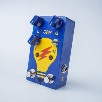 **זה לא עוד Tube Screamer. ה-Tubedreamer Mk.2 של JAM Pedals נחת אצלנו! 🇬🇷🔥**מי שמכיר את JAM Pedals יודע שהם לא מוציאים גרסה חדשה סתם. כשהם החליטו לעדכן את אחד הפדאלים הכי אייקוניים שלהם – הם לקחו את סאונד הטיובסקימר הקלאסי ולקחו אותו כמה צעדים קדימה.מה הופך את ה-**Tubedreamer Mk.2** למשהו מיוחד באמת? 👇✨ **שבב JRC4558D וינטג' מקורי:** הלב החם, השמן והמוכר שחותך כל מיקס בלי להישמע עמוס או חודרני מדי באוזן.
✨ **פוטנציומטר Gain מכויל מחדש:** רזולוציה סופר-מדויקת בגיין הנמוך. סוף סוף אפשר להשתמש בו גם כ-Clean / Edge-of-Breakup בוסט שקוף ונושם בלי לקפוץ ישר לקראנץ' דחוס.
✨ **מתג מצבי קליפינג (Clipping Toggle):**
• מצב **3-Diode Asymmetrical** לדינמיקה סופר-אורגנית שמגיבה מושלם לעוצמת הפריטה.
• מצב **No-Diode** שעוקף לחלוטין את הדיודות – פותח את ההדרום למקסימום, ומספק סאונד פתוח, דינמי וטבעי שמרגיש כמו מגבר מנורות שפשוט נושם לרווחה.
✨ **פוטסוויץ' High-Gain ייעודי:** במקום מתג קטן, עכשיו יש לכם פוטסוויץ' נפרד שפותח שלב גיין נוסף. בלחיצה אחת אתם עוברים מרית'ם קראנצ'י לסולו שמן עם ססטיין אינסופי.
✨ **טרימרים פנימיים לכיוונון ווליום ב-High-Gain:** שליטה מוחלטת האם שלב הסולו ייתן קפיצת ווליום או יישאר ב-Unity.
✨ **גימור בעבודת יד מיוון:** כל יחידה נראית ונשמעת כמו יצירת אמנות.🎸 **זמין עכשיו במלאי במיתר השישי!**
מוזמנים לקפוץ אלינו לחנות, לחבר את הגיטרה שלכם ולשמוע בעצמכם איך אוברדרייב צריך להישמע.